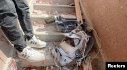 Echipamentul folosit de cameramanul palestinian Hussam al-Masri, freelancer pentru Reuters, zace în locul în care jurnalistul a fost ucis. Captură dintr-un videoclip, 25 august 2025.