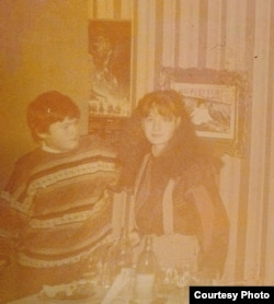 Nicoleta Giurcanu și fratele ei, Petrișor, anii 1980.