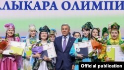 Рөстәм Миңнеханов 2017 елда Халыкара олимпиада җиңүчеләре Мидзуки Накамура һәм Ризәлә Йосыпова белән