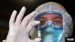 Медицинский работник держит ампулу с вакциной Gam-COVID-Vac (под торговой маркой Sputnik V) против нового коронавируса. 29 июня 2021 г.
