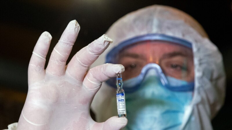 В России задержали сотрудницу больницы, выливавшую вакцину в канализацию – МВД