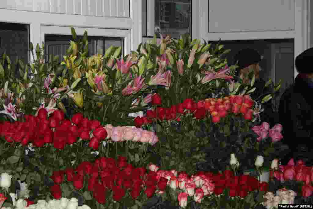 Tajikistan -- Dushanbe flower market on "Valentine Day", 14Feb2012