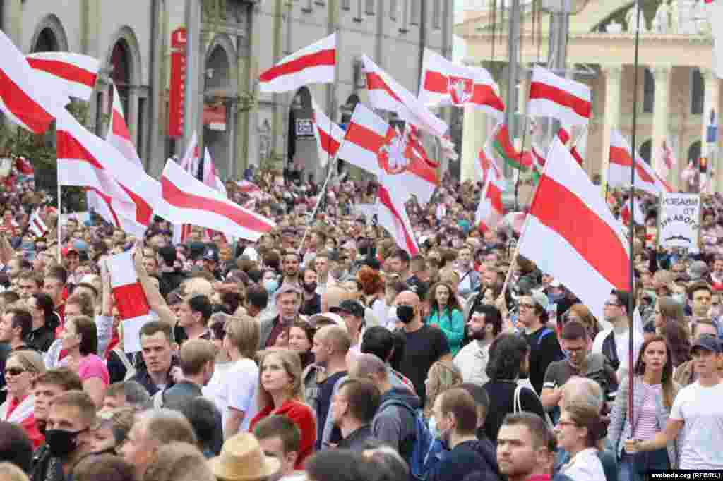 Тисячі людей на Жовтневій площі у Мінську