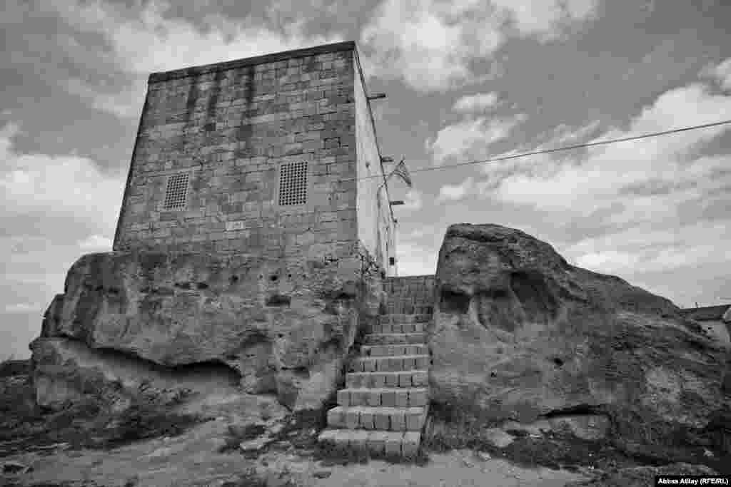Məscid Ramana qalası kimi böyük sal daş üzərində tikilib.