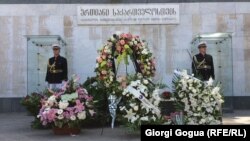 Сегодня представители правительства возложили венки к тбилисскому мемориалу героям, павшим за территориальную целостность страны. Сюда же сегодня пришли и сотни людей, которые потеряли родных и близких в ходе конфликта