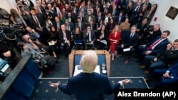 Prezident Donald Tramp Ağ evdə jurnalistlərə danışır.