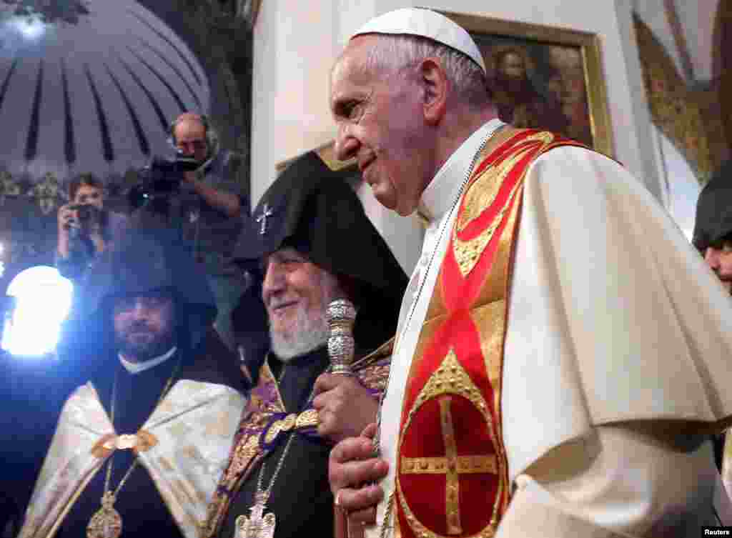 Armenia -- Pope Francis (R) and Catholicos of All Armenians Karekin II arrive at the apostolic Cathedral in Etchmiadzin, June 24, 2016