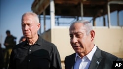 Премьер-министр Израиля Биньямин Нетаньяху и министр обороны Йоав Галант (слева).