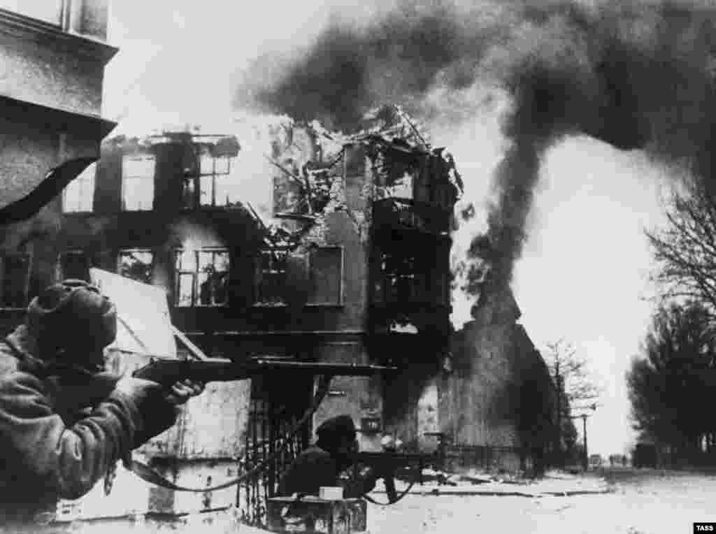 Soon the tables of the war turned and the Soviet military advanced into Nazi-held territory. During the Red Army&#39;s drive into Koenigsberg, backed by massive Allied air support, much of the city was destroyed. 