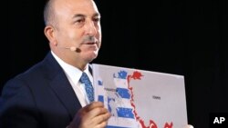 Ministrul de externe al Turciei, Mevlut Cavusoglu, arată o hartă a Greciei și a Turciei în cadrul unei conferințe la Bratislava, Slovacia, 8 octombrie 2020