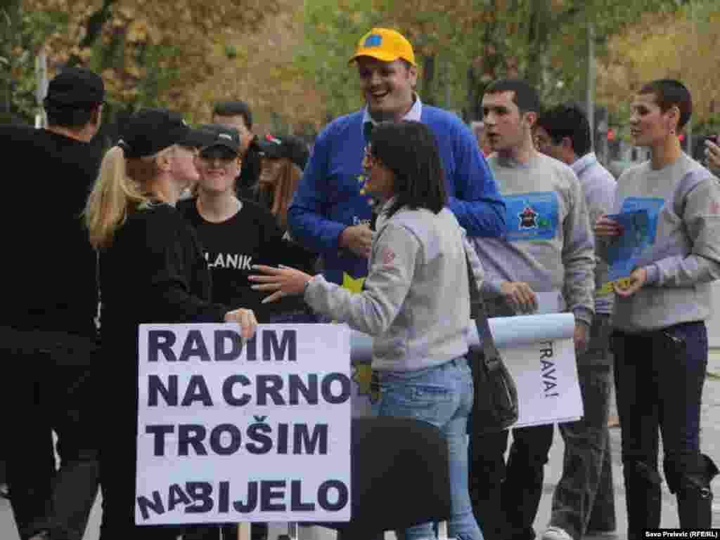 Crna Gora - MANS-ov performans protiv korupcije u Podgorici, 09.12.2010. Foto: Savo Prelević