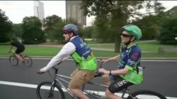На велосипеде вслепую: как незрячих катают по парку