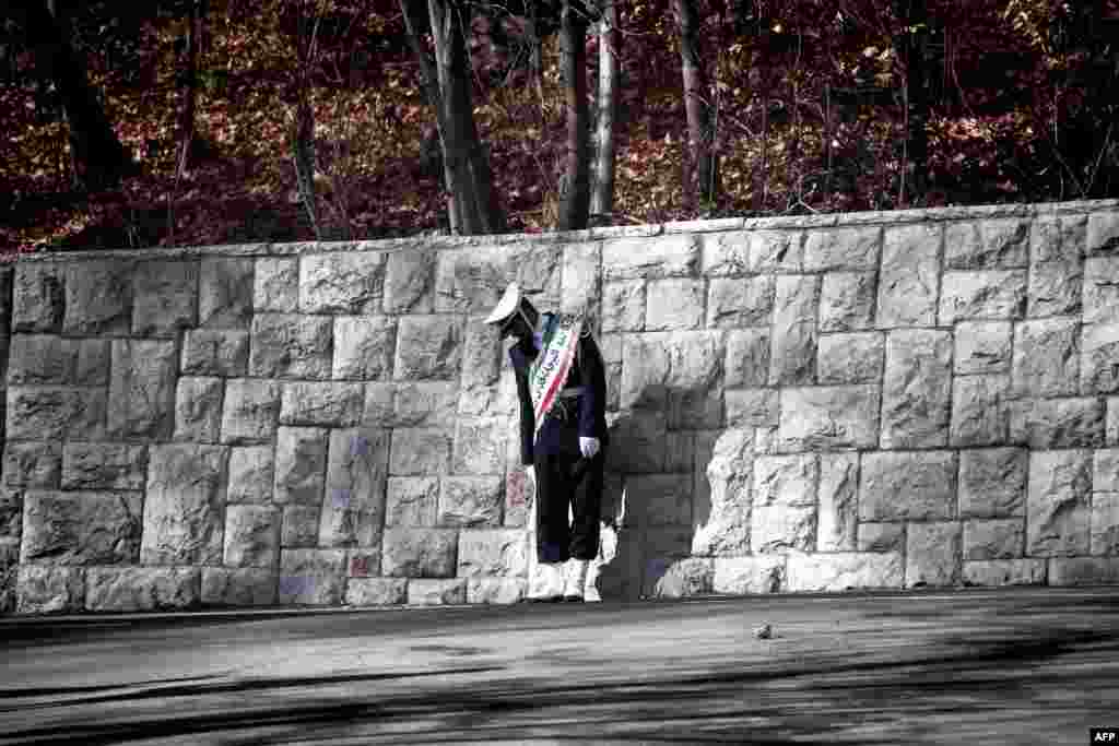 An Iranian honor guard checks his boots as awaits the arrival of Afghan President Hamid Karzai at Tehran&#39;s Saadabad Palace on December 8. (AFP/Behrouz Mehri)