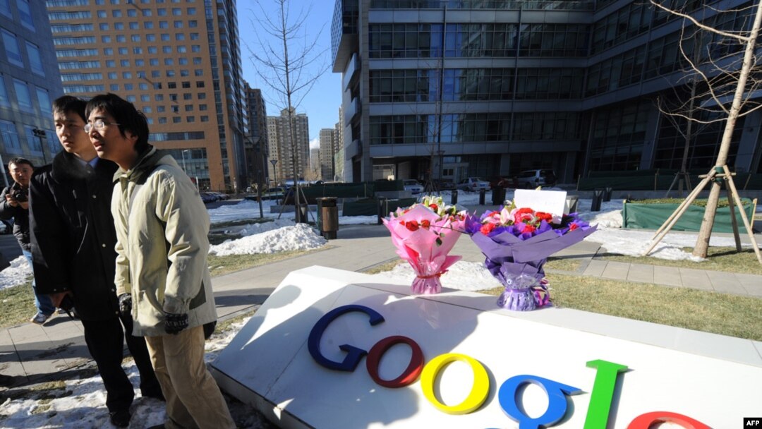 Već 2002. počinju problemi kada Google.com ima privremenu nedostupnost kod kineskih korisnika, zbog ometanja domaćih konkurentnih kompanija.