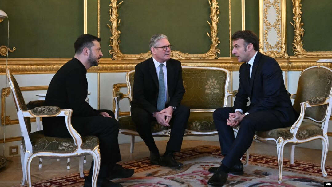 Președintele ucrainean Volodimir Zelenski (s), premierul britanic Keir Starmer (c) și președintele francez Emmanuel Macron (s) în timpul unui summit la Londra pe 2 martie.
