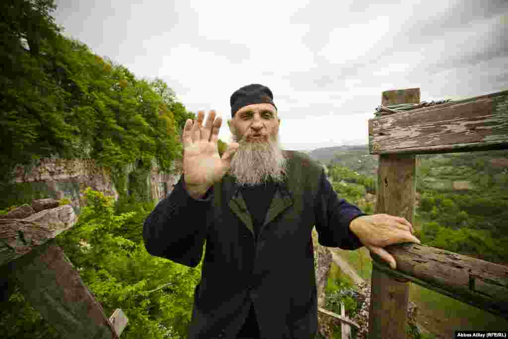 Onun tərkidünyalılığını yalnız onu görməyə gələn ziyarətçilər pozur. Ona görə də o, həftənin sadəcə bəzi günlərində ziyarətçilərlə görüşür.