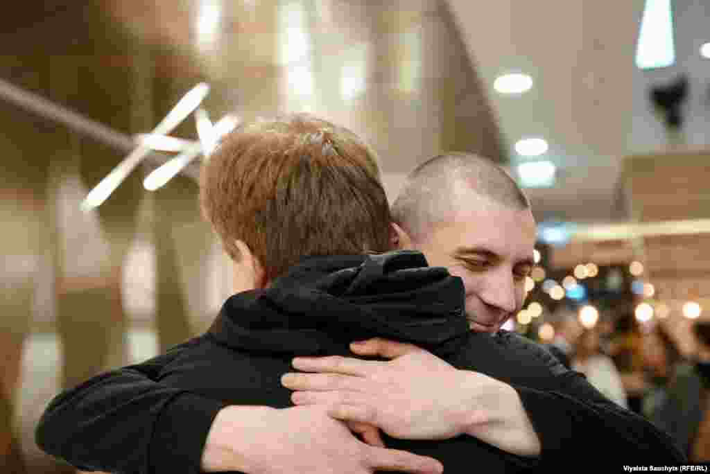 11 სექტემბერი, ვილნიუსი - იჰარ ლოსიკი (მარჯვნივ), RFE/RL-ის ბელარუსელი ჟურნალისტი ეხუტება თავის ძმას, მიკიტას მას შემდეგ, რაც ბელარუსის ციხიდან გაათავისუფლეს. იჰარმა პოლიტიკურად მოტივირებული 15-წლიანი სასჯელიდან ხუთ წელზე მეტი მოიხადა.ფოტო: ვიალეტა საუჩიცი, RFE/RL-ის ბელარუსული სამსახური.