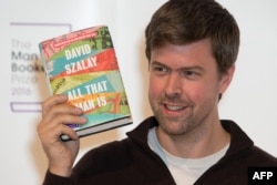 Писателят Дейвид Салаи с книгата си „Мъжът, какъвто е“ през 2016 г.