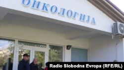 Болните од канцер на коски во Битола одбиваат да ја примат терапијата поради тоа што е набавен поинаков лек за кој велат дека е застарен и не толку квалитетен. 