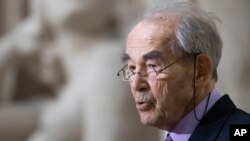 Președintele Emmanuel Macron l-a numit pe regretatul Robert Badinter „unul din personajele secolului”.