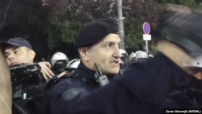 Policija razdvaja sukobljene grupe u Ulici kneza Miloša, Beograd, Srbija, 3. novembar 2025.