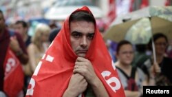 Prosvjednik se pokrio zastavom sindikata CGIL u Rimu, fotoarhiv