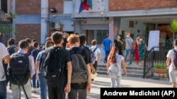 Studenții italieni sosesc la școala „Isacco Newton” din Roma. La fel ca în școlile române, elevii italieni vor trebui să continue să poarte mască și să mențină distanțarea socială.