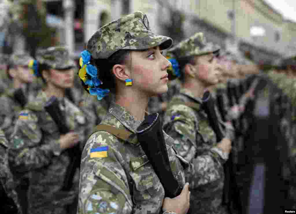 Жінки-військовослужбовці під час участі в репетиції параду до Дня Незалежності в центрі Києва, 20 серпня 2015 року