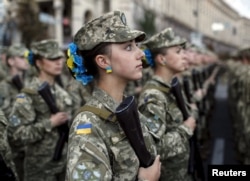 Українські жінки-військовослужбовці під час репетиції військового параду до Дня Незалежності України. Київ, серпень 2015 року