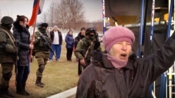 Коллаж. Слева – российские военные и пророссийские активисты блокируют воинскую часть ВСУ в Перевальном. Справа – митинг пророссийских сил в Крыму