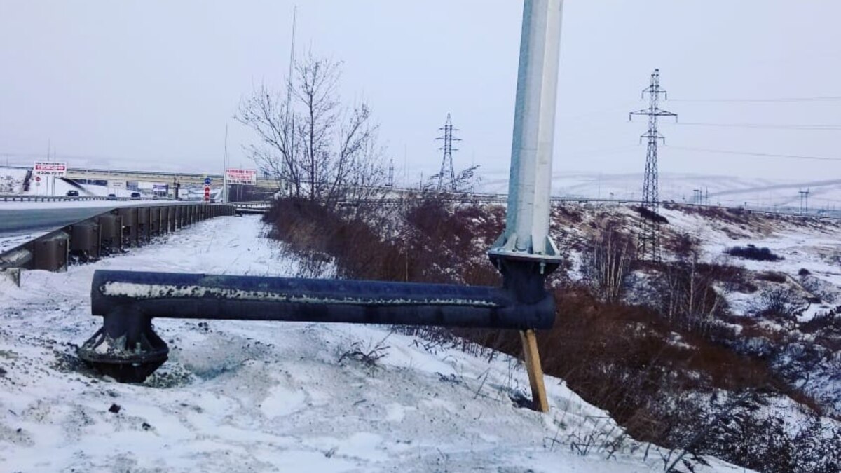 Столб подпирает горку посередине. Опоры освещения на мосту. Выносные опоры освещения.