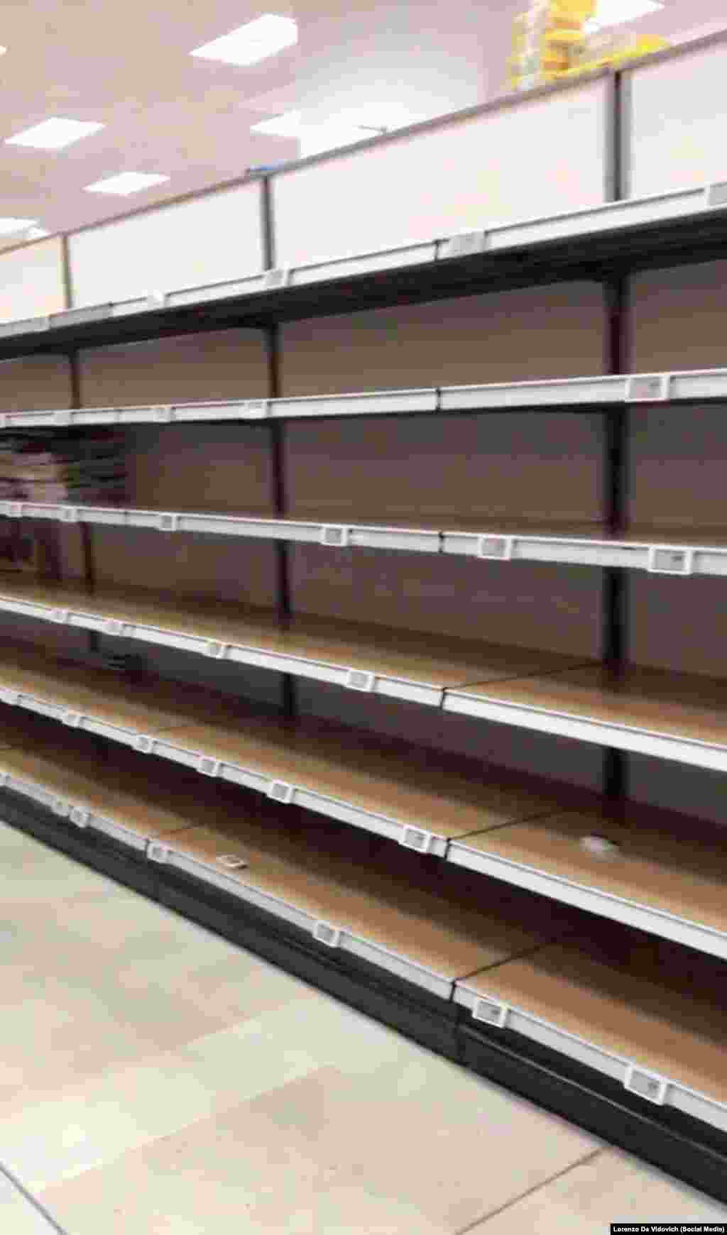 Полки одного из миланских супермаркетов (скриншот видео из социальных сетей)