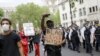 Протестувальники крокують під час антирасистської демонстрації в Лондоні 3 червня 2020 року