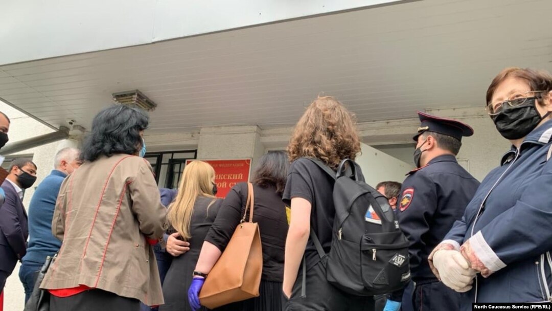 Адвокаты у здания Нальчикского городского суда