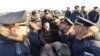 Российские военные приветствуют прибывшего из Сирии коллегу. Приморско-Ахтарск, 16 марта 2016 года.
