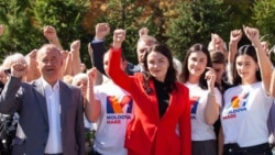 Victoria Furtună (centru) împreună cu activiști ai partidului „Moldova Mare” la un eveniment de campanie, în Chișinău, în septembrie 2025