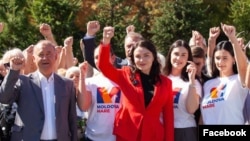 Victoria Furtună (centru) împreună cu activiști ai partidului „Moldova Mare” la un eveniment de campanie, în Chișinău, în septembrie 2025