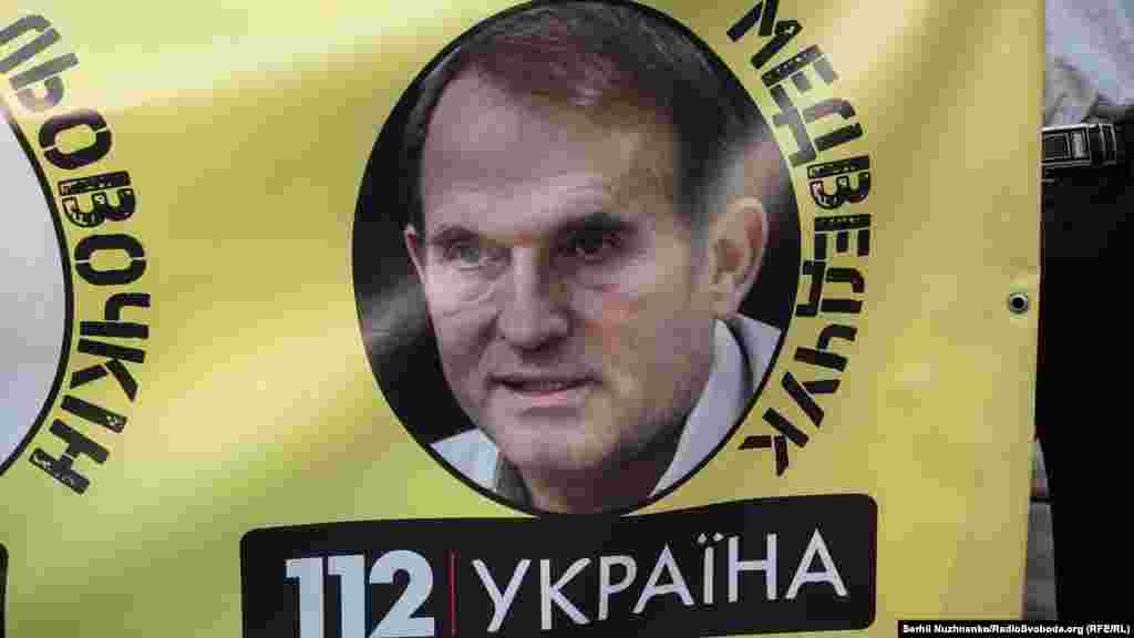 На зображенні &ndash; представник України у Мінському процесі, зокрема у питанні обміну полоненими та звільненні політв&rsquo;язнів із російських тюрем, лідер &laquo;Українського вибору&raquo; Віктор Медведчук. Раніше група народних депутатів закликала Генеральну прокуратуру і Службу безпеки України розслідувати, як вони стверджують, антиукраїнську діяльність Віктора Медведчука, про це вони заявили 4 вересня у залі парламенту