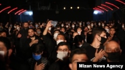عکسی از برگزاری مراسم در شب اول محرم، میدان «امام خمینی»، تهران