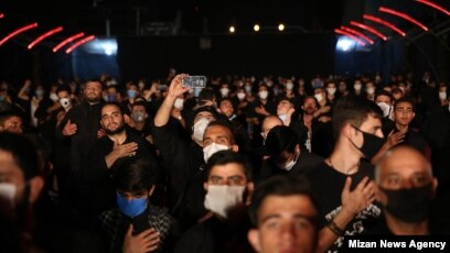 عکسی از برگزاری مراسم در شب اول محرم، میدان «امام خمینی»، تهران