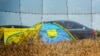 Туристическая палатка в сине-желтых цветах. Крым, 2018 год. Иллюстрационное фото 