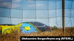 Туристическая палатка в сине-желтых цветах. Крым, иллюстративное фото