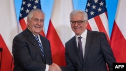 Secretary of State Rex Tillerson (L) and Polish Foreign Minister Jacek Czaputowicz shake hands during a joint press conference after their meeting in Warsaw on January 27, 2018. / AFP PHOTO / Wojtek RADWANSKI