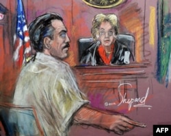 На этом эскизе, сделанном в зале суда, изображен Виктор Бут (в белом), сидящий перед федеральным судьей Широй А. Шейндлин во время вынесения ему приговора, Нью-Йорк, 5 апреля 2012 года