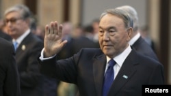 Нұрсұлтан Назарбаевтың халыққа жолдауын оқуға келе жатқан сәті. Астана, 30 қараша 2015 жыл. 