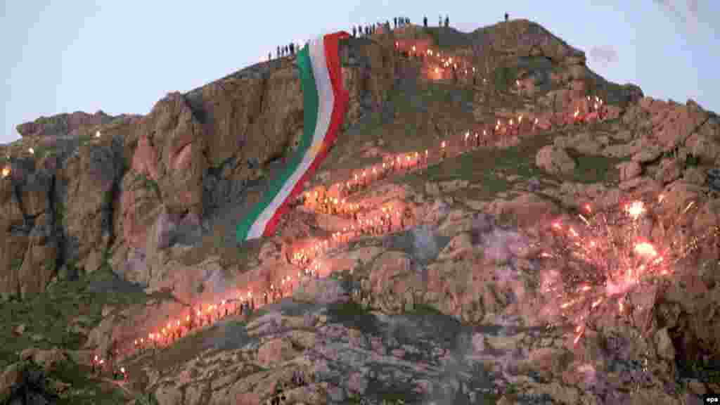 Факельное шествие иракских курдов в Ирбиле на севере Ирака в честь Навруза 20 марта. (epa/Камаль Акрайи) 