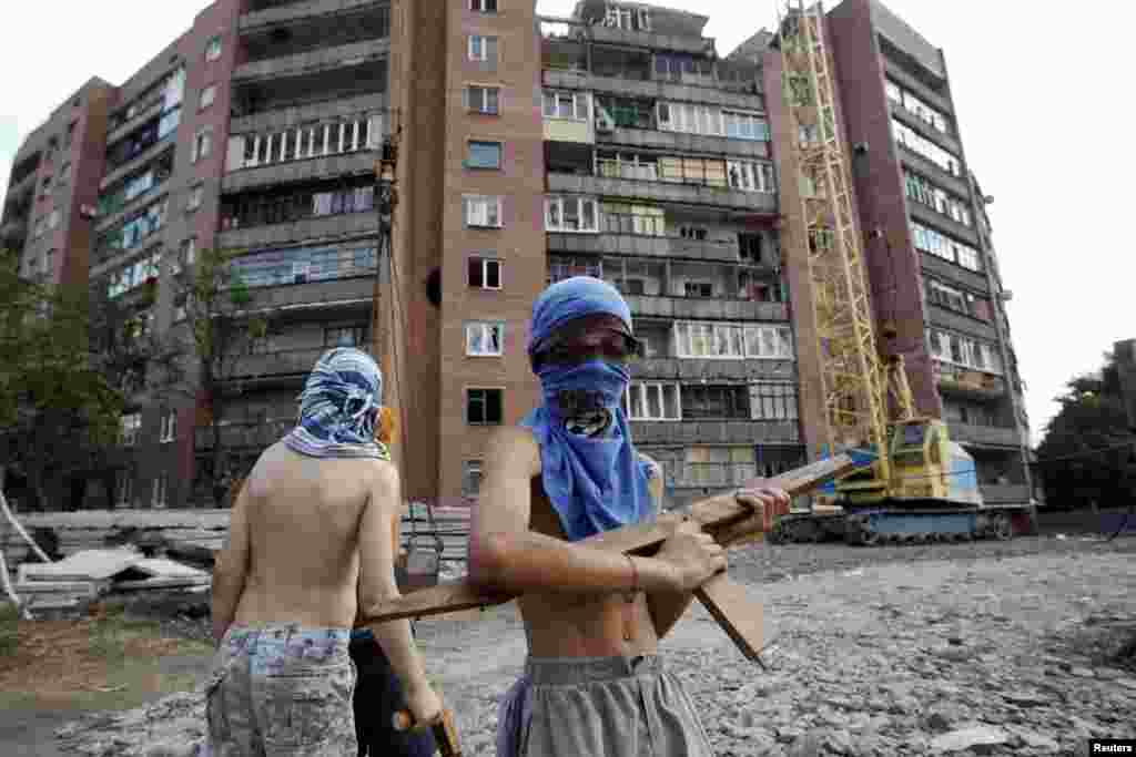 Boys play a game of war pitting Ukrainian national troops against pro-Russian separatists in the eastern Ukrainian town of Kramatorsk. (Reuters/Valentyn Ogirenko)