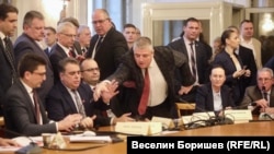 Байрам Байрам от ДПС посяга към микрофона на Асен Василев от ПП-ДБ на заседанието на парламентарната Комисия по бюджет и финанси, 26 ноември 2025 г.