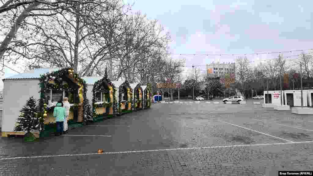 Новогодняя ярмарка и ряд укрытий на площади у главной новогодней елки Севастополя