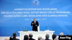 İlham Əliyev «Regionların 2009-2013-cü illərdə sosial-iqtisadi inkişafı Dövlət Proqramına həsr olunmuş konfrans»da çıxış edərkən